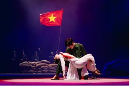 Công diễn “Đất Nước Thiên Hùng Ca”: 75 phút khiến khán giả đi từ choáng ngợp đến vỡ òa