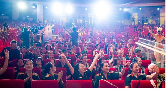 Công diễn “Đất Nước Thiên Hùng Ca”: 75 phút khiến khán giả đi từ choáng ngợp đến vỡ òa