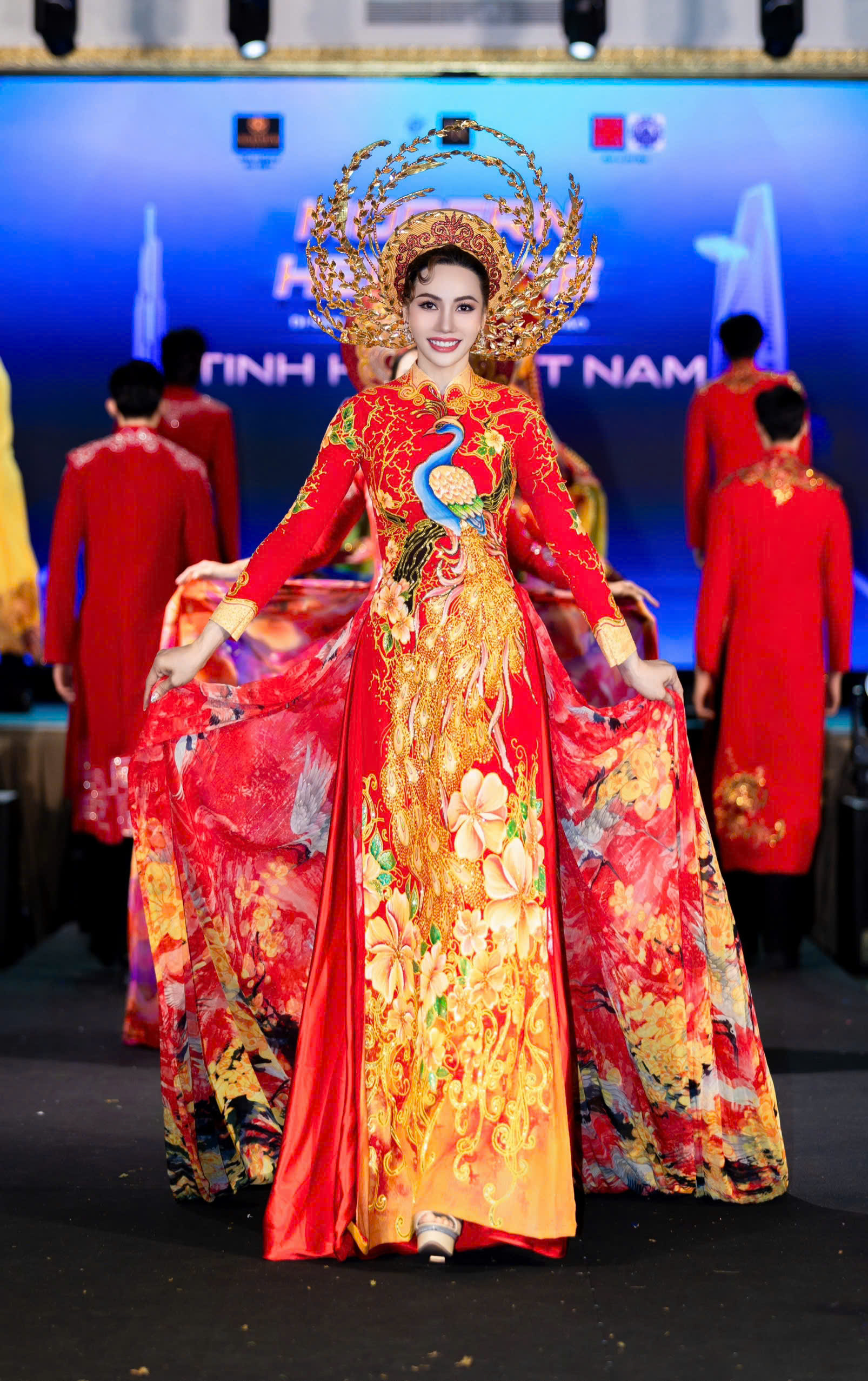 Tự tin, uyển chuyển trong từng bước đi trên sàn Runway.