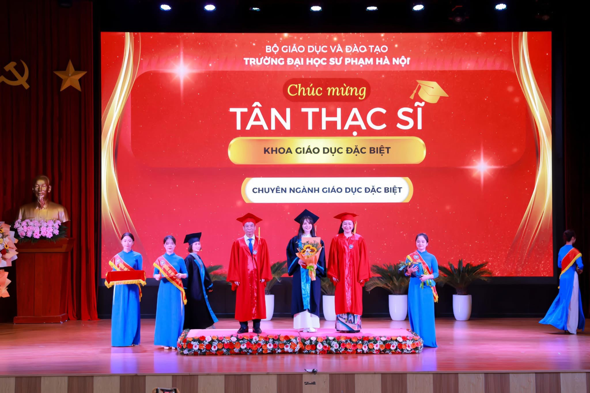 Ngọc Ánh nhận bằng thạc sĩ Giáo dục đặc biệt của Trường ĐH Sự phạm Hà Nội.