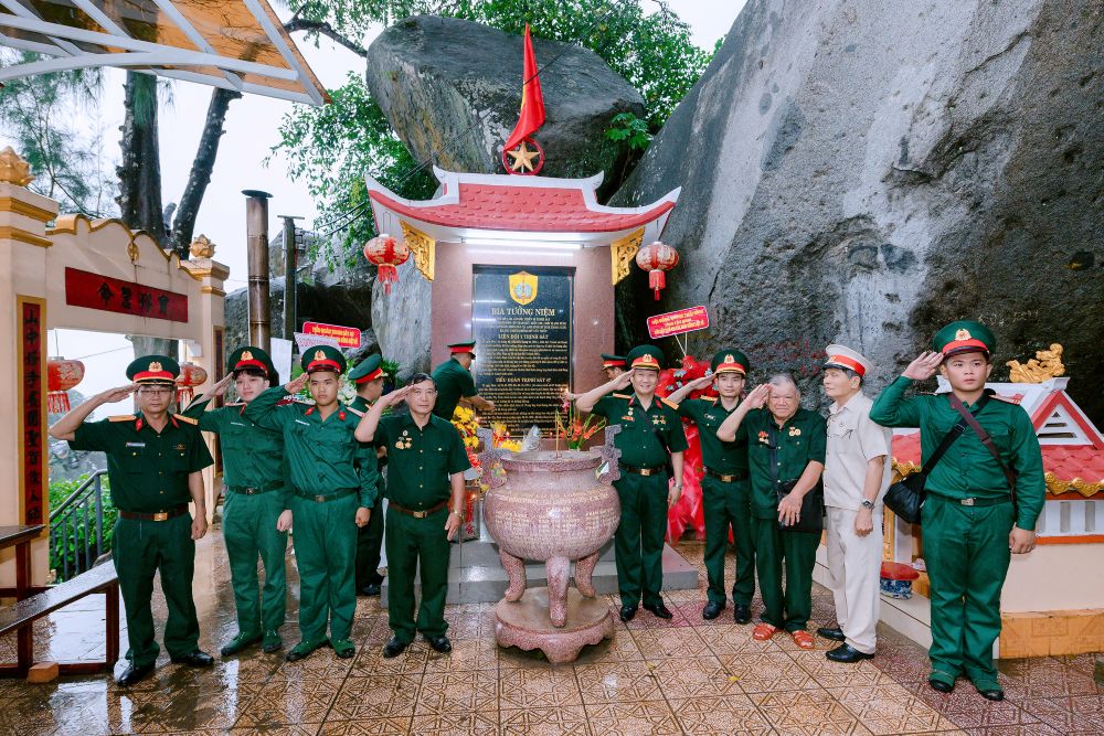 Các chiến sĩ thắp hương tưởng nhớ các anh hùng liệt sĩ tại chùa Hang.