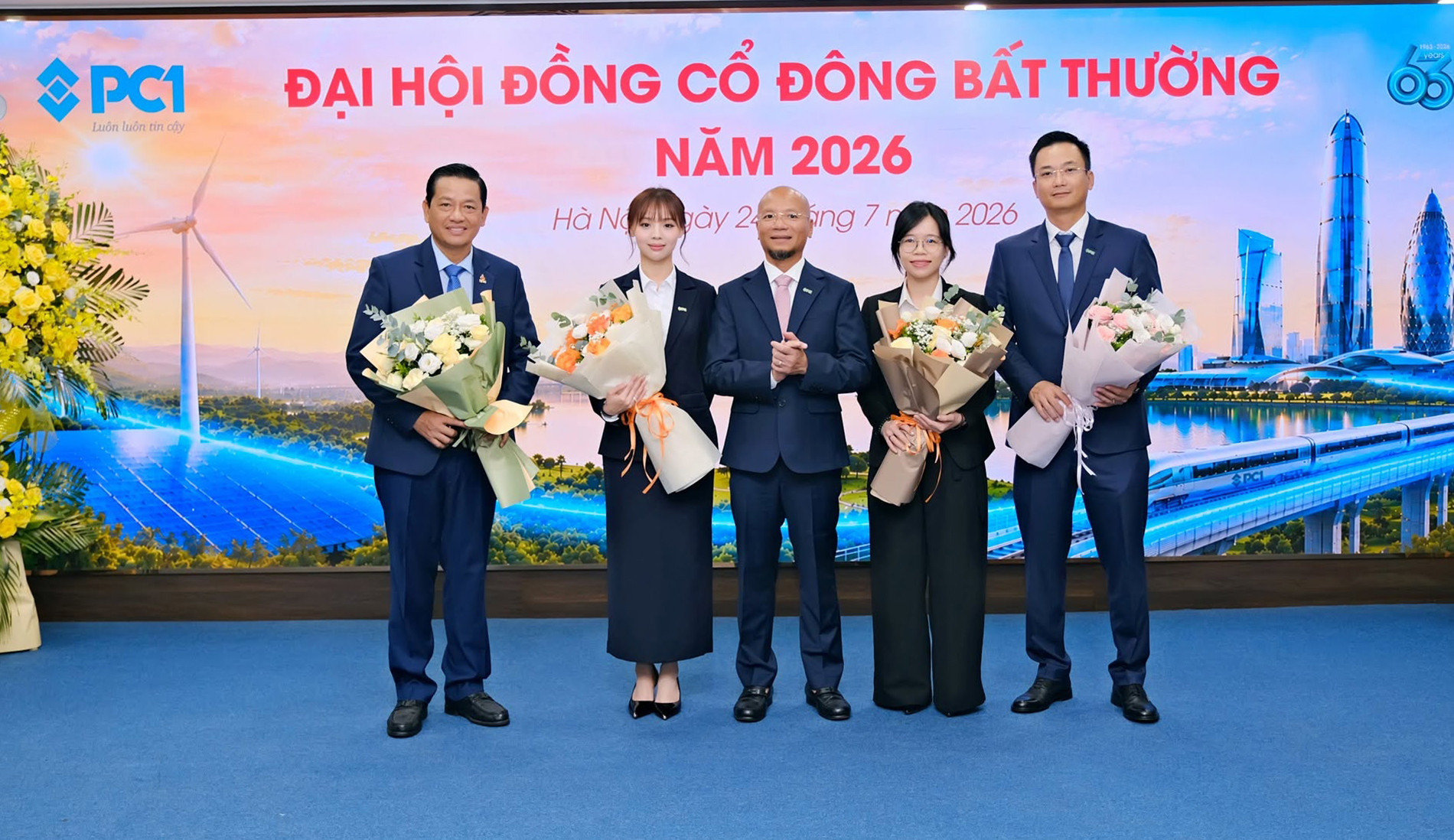 Trịnh Khánh Linh (thứ 2 từ trái) được bầu làm Chủ tịch HĐQT của Tập đoàn CP1.
