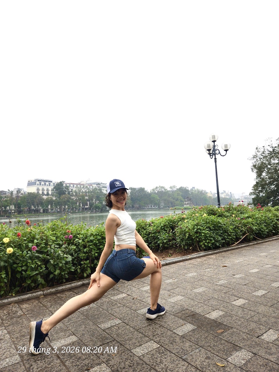 Phút khởi động của cô giáo Yoga Mai Linh bên Hồ Gươm.