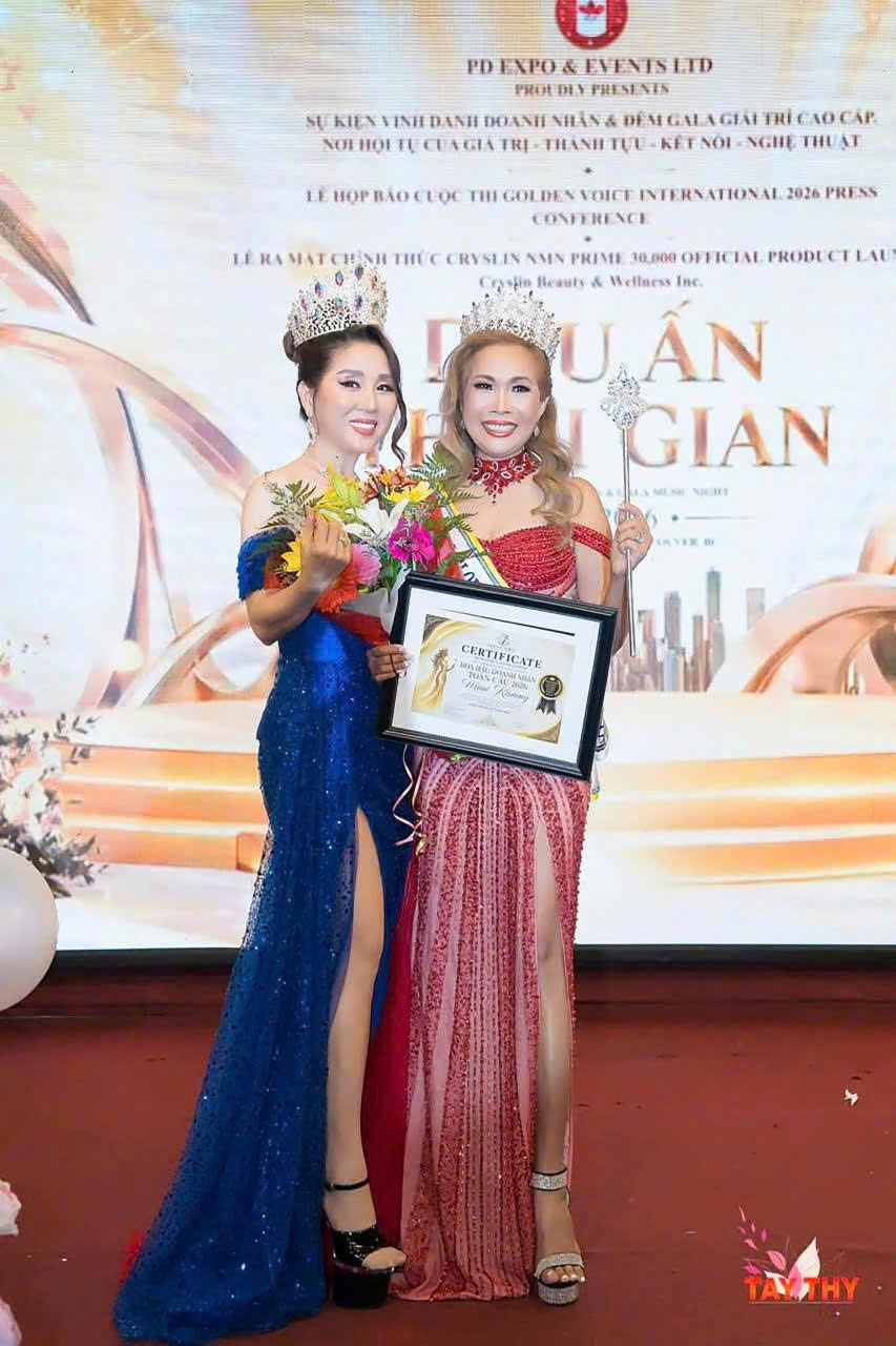 Nữ hoàng điện ảnh Nalisa Nguyễn trao vương miện và quyền trượng cho nũ luật sư gốc Việt.