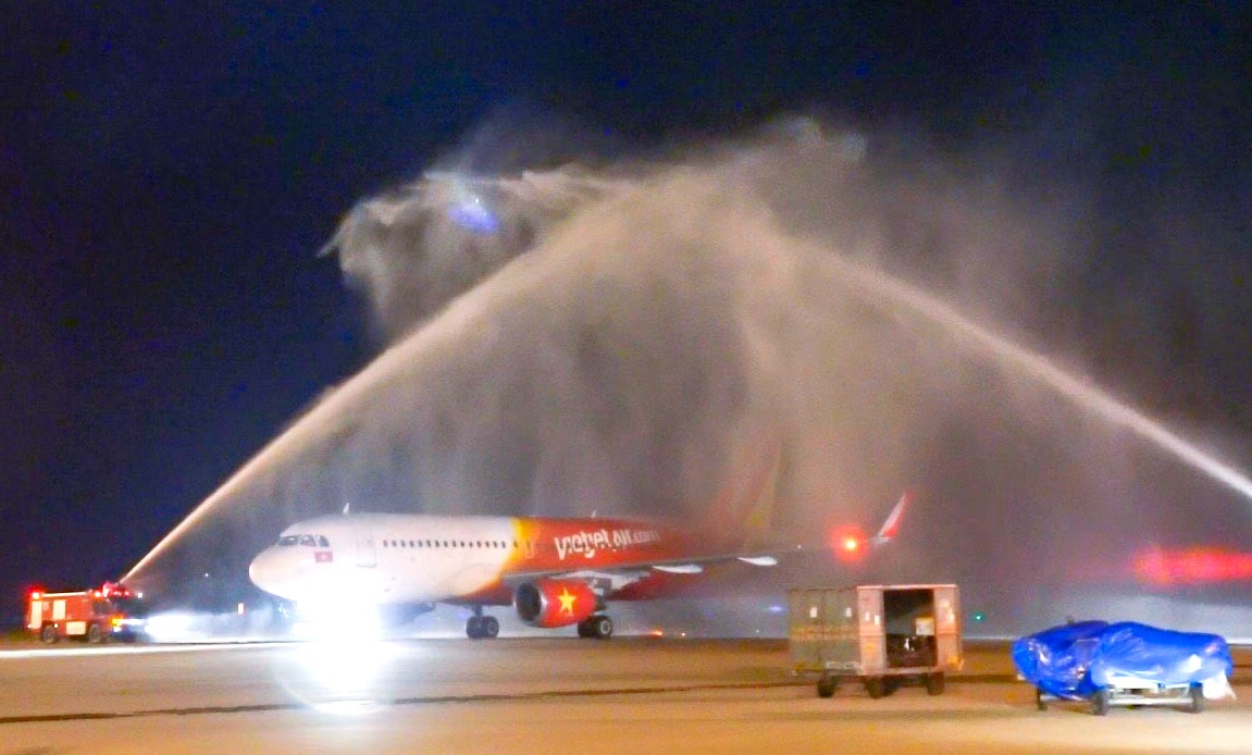 Chuyến bay đầu tiên của Vietjet được chào đón bằng nghi thức vòi rồng tại Colombo - Sri Lanka.
