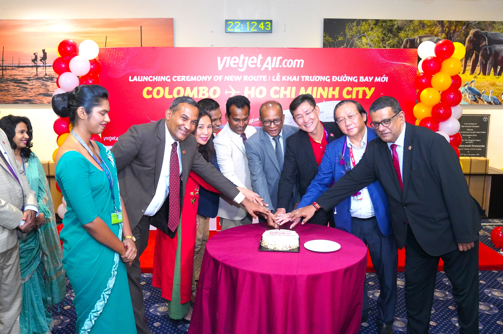 Các đại biểu thực hiện nghi thức khai trương đường bay Colombo - TP.HCM của Vietjet.