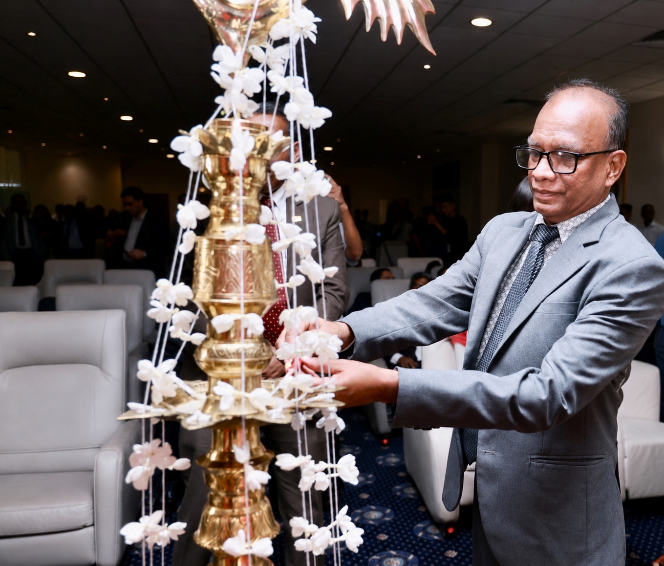 Bộ trưởng Bộ Cảng và Hàng không kiêm Bộ trưởng Bộ Năng lượng Sri Lanka Anura Karunathilake thực hiện nghi thức khai trương đường bay mới của Vietjet.