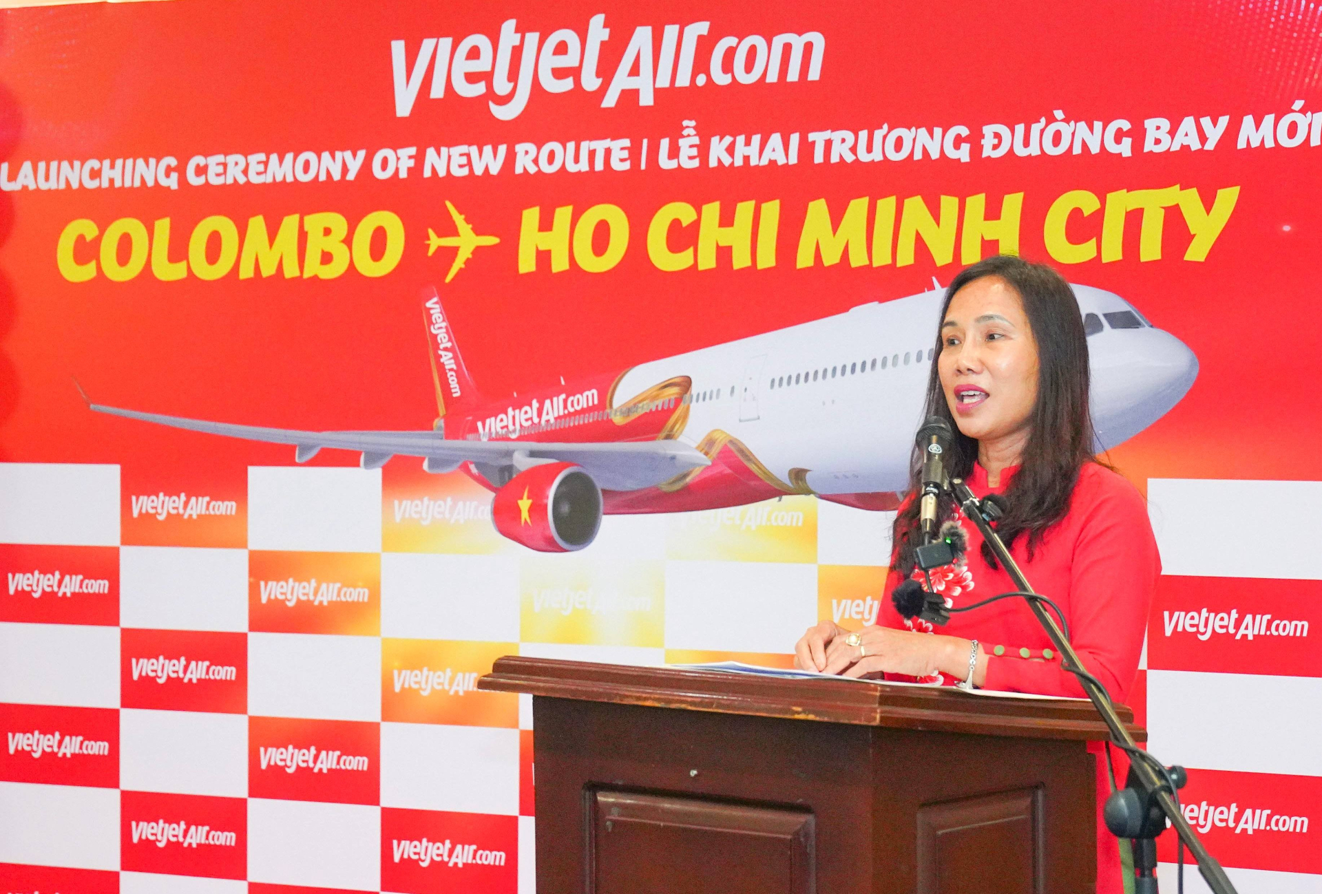Đại sứ Việt Nam tại Sri Lanka và Maldives Trịnh Thị Tâm phát biểu chào mừng Vietjet với đường bay Colombo - TP.HCM.
