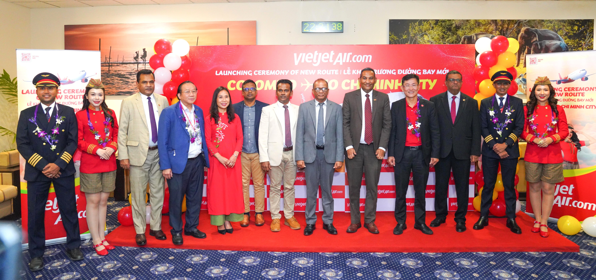 Lãnh đạo các bộ, ngành, sân bay cùng phi hành đoàn Vietjet dự lễ khai trương và chúc mừng chuyến bay đầu tiên của Vietjet.