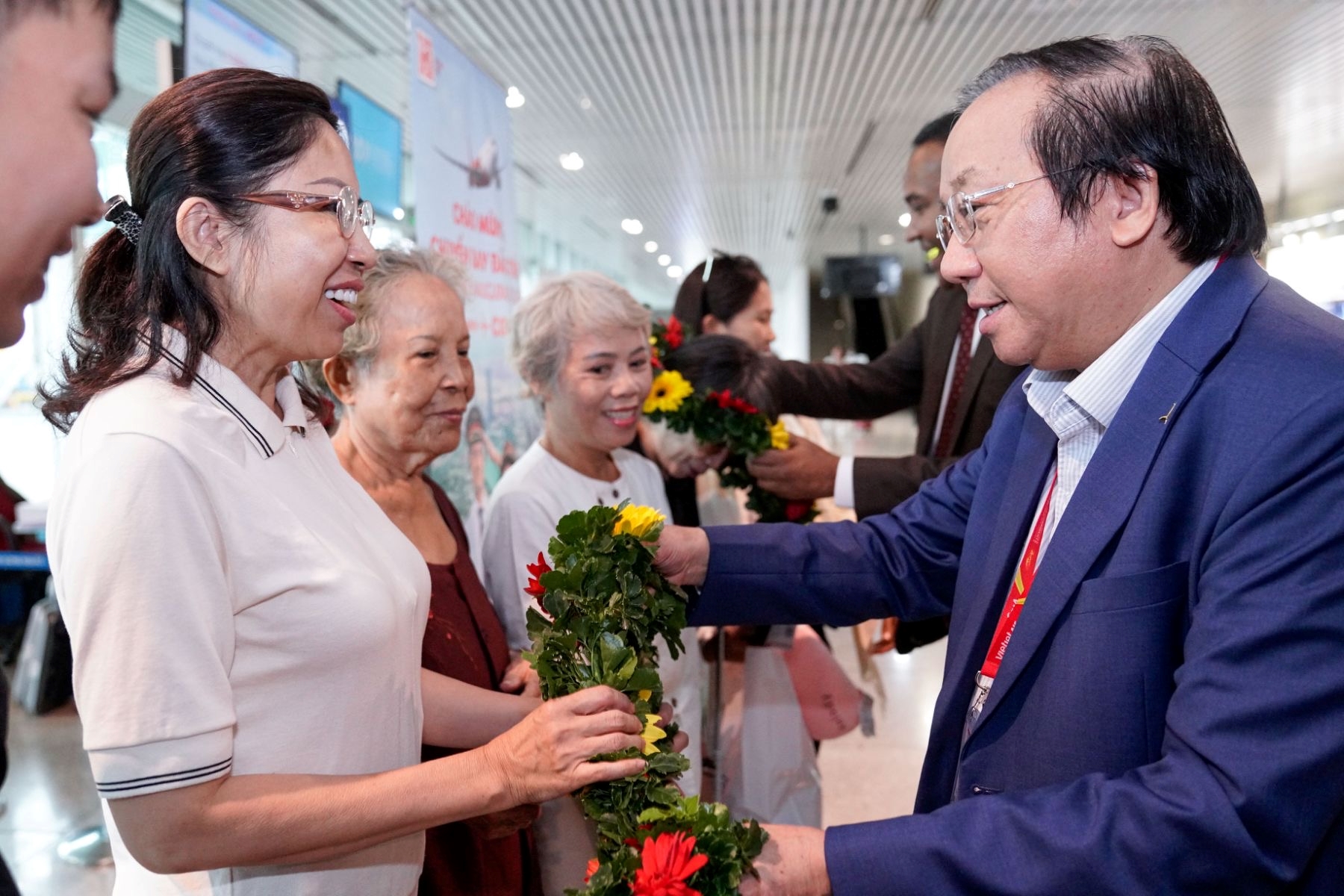 Lãnh đạo Vietjet tặng hoa và chào đón hành khách trên chuyến bay đầu tiên.