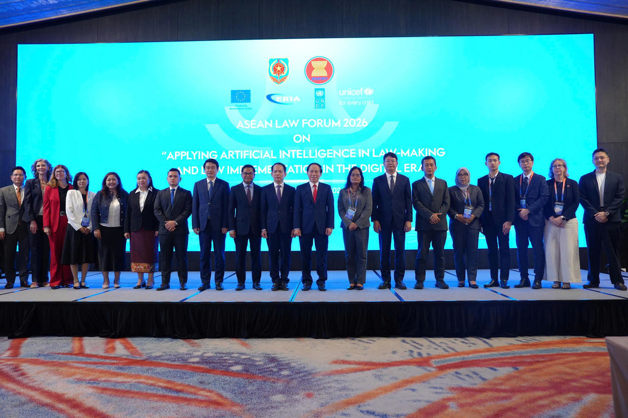 Các đại biểu tham dự Diễn đàn chụp ảnh lưu niệm.