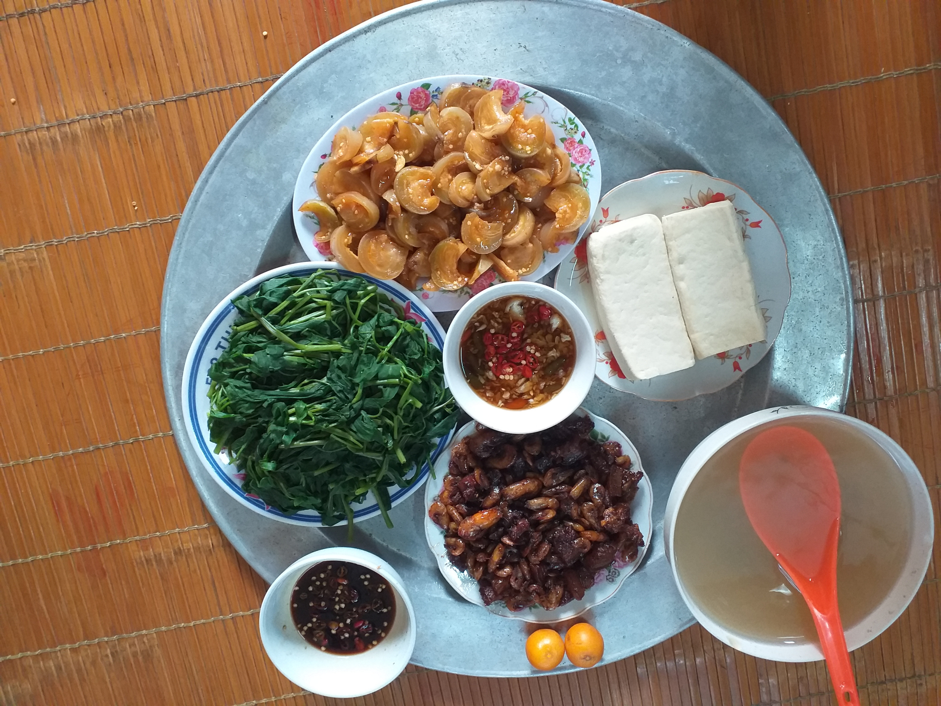 Món cà bát dầm ăn kèm với các món canh đều rất hợp và ngon.