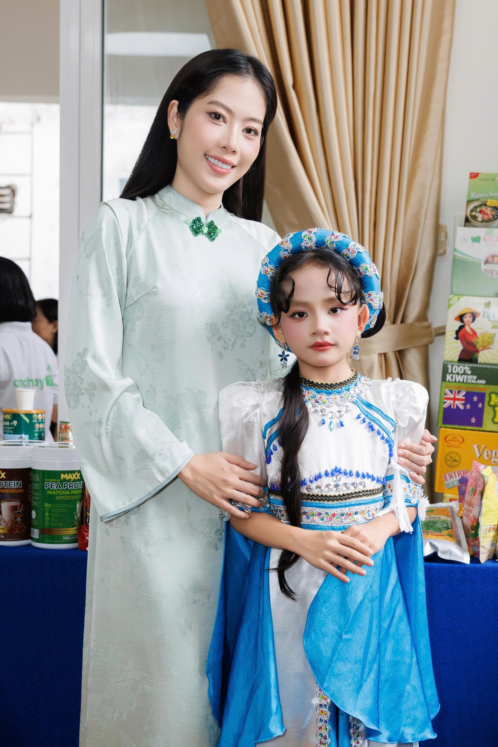 Đại sứ Nguyễn Phương Bình hội ngộ Hoa khôi Nam Em.