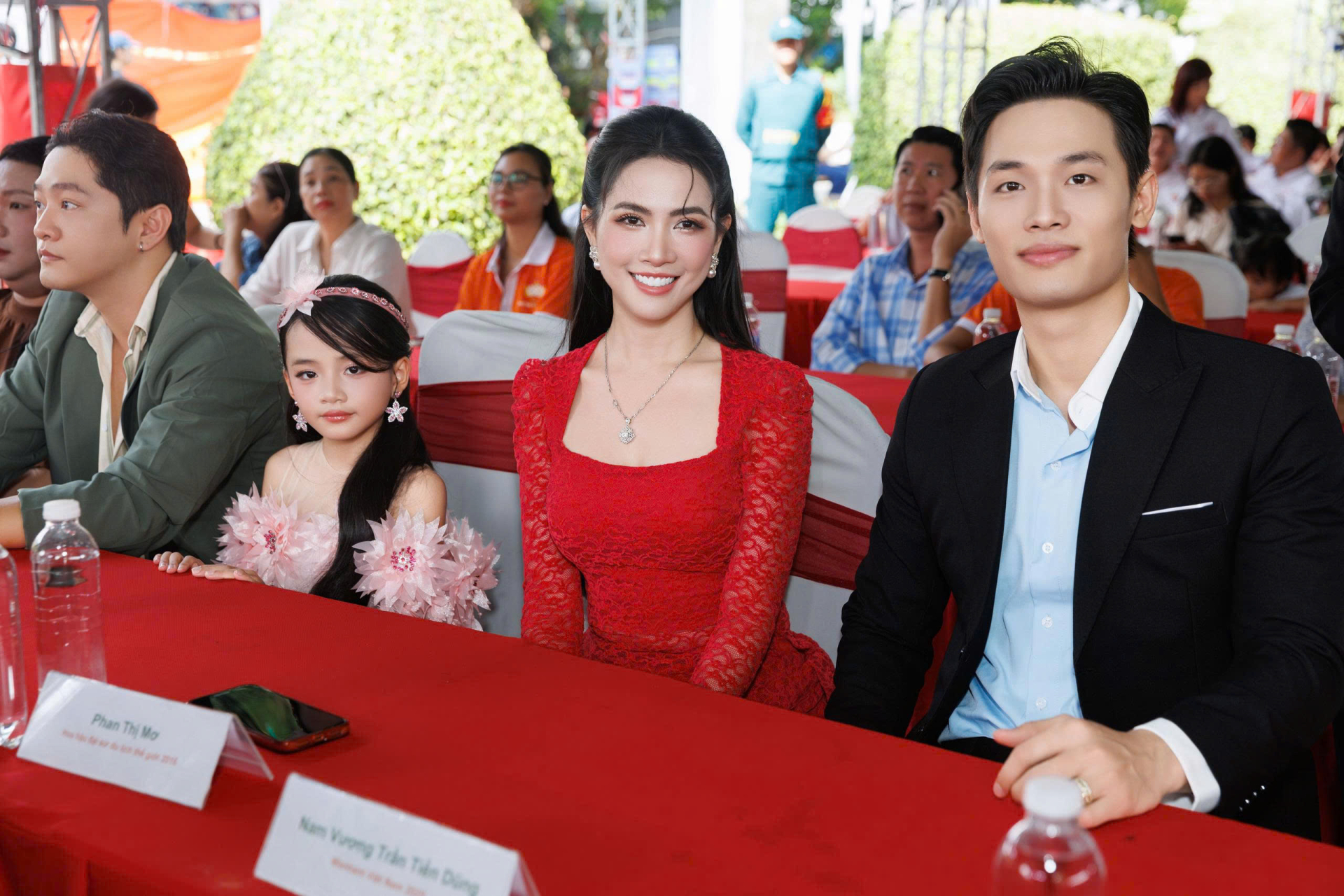 Nguyễn Phương Bình cùng Hoa hậu Phan Thị Mơ và nam vương Nguyễn Tiến Dũng trong vai trò đại sứ chương trình.