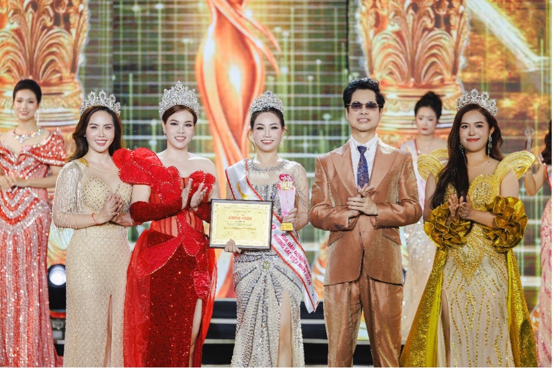 Trưởng BGK – Ca nhạc sĩ Ngọc Sơn (Chủ tịch Topstar Entertainment tại Việt Nam) cùng các hoa, á hậu doanh nhân thực hiện nghi thức trao giải. Ảnh: Team Bình Nguyễn