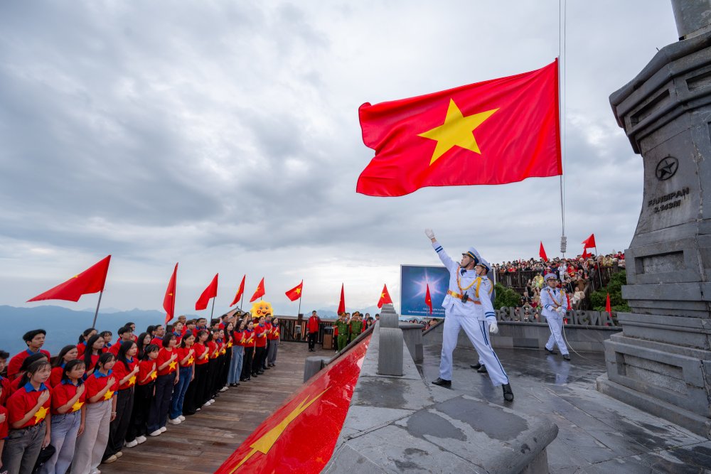 “Đón bình minh trên đỉnh Fansipan”: 200 suất duy nhất trong dịp Quốc khánh