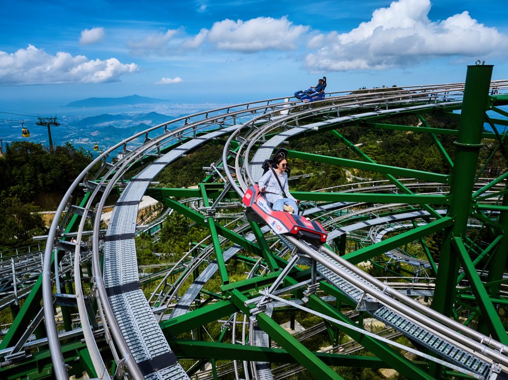 Máng trượt Alpine Coaster luôn là trò chơi thu hút giới trẻ bậc nhất tại Bà Nà.