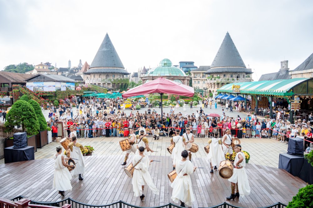 Các minishow mang đến không khí hội hè từng bừng tại Bà Nà.