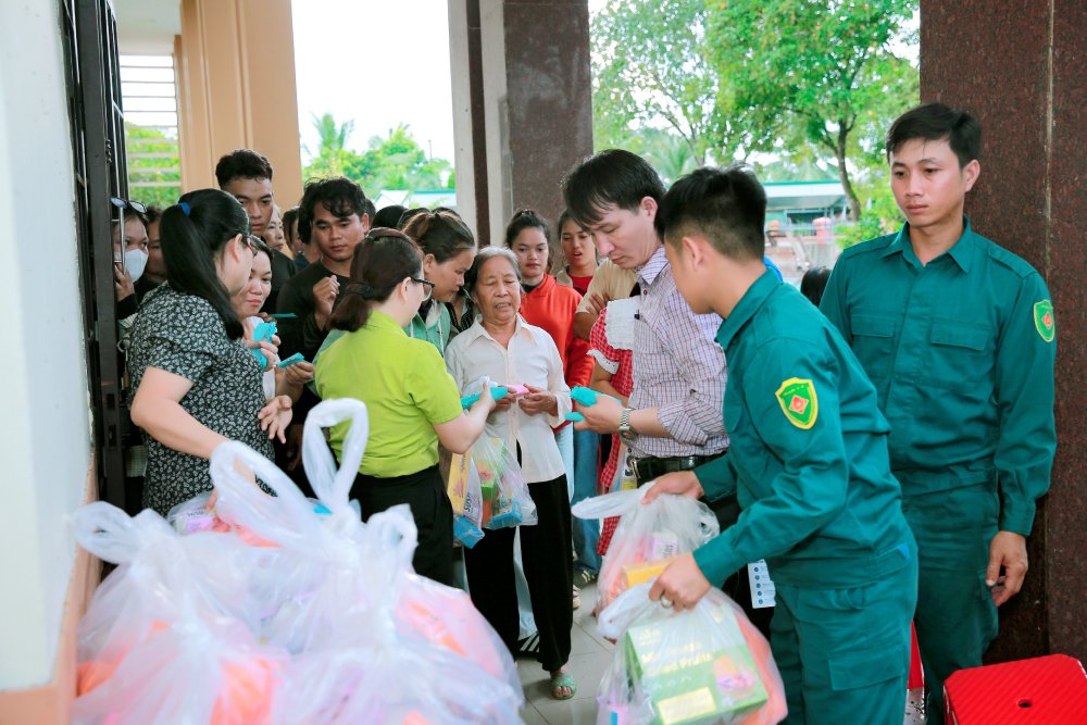 Các phụ huynh có hoàn cảnh khó khăn cũng được nhận quà.