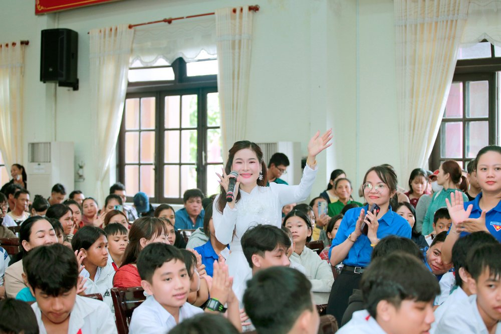 Ca sĩ tham gia chương trình giao lưu cùng các em học sinh và phụ huynh