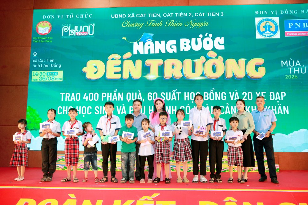 60 xuất học bổng trị giá 1 triệu đồng/xuất đã được trao cho những học sinh giỏi có hoàn cảnh khó khăn ở các xã Cát Tiên, Cát Tiên 1, Cát Tiên 2.