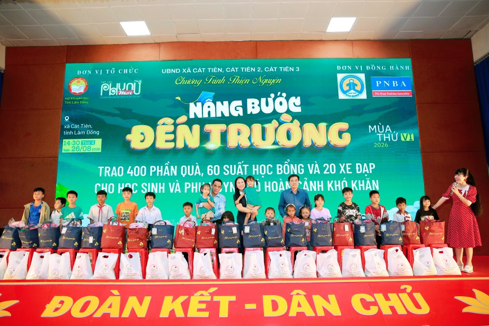 Những phần quà gồm balo, tập vở, bút, thước và các dụng cụ học tập khác, cùng sữa, gạo và nhu yếu phẩm đã được trao tận tay các cháu bé.