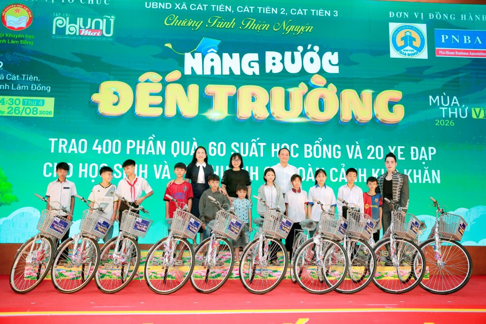 Sự hân hoan của những đứa trẻ chạm tay vào những chiếc xe mới- món quà vừa được trao- cũng là niềm vui của những người đặt tâm huyết vào chương trình từ thiện ý nghĩa này.