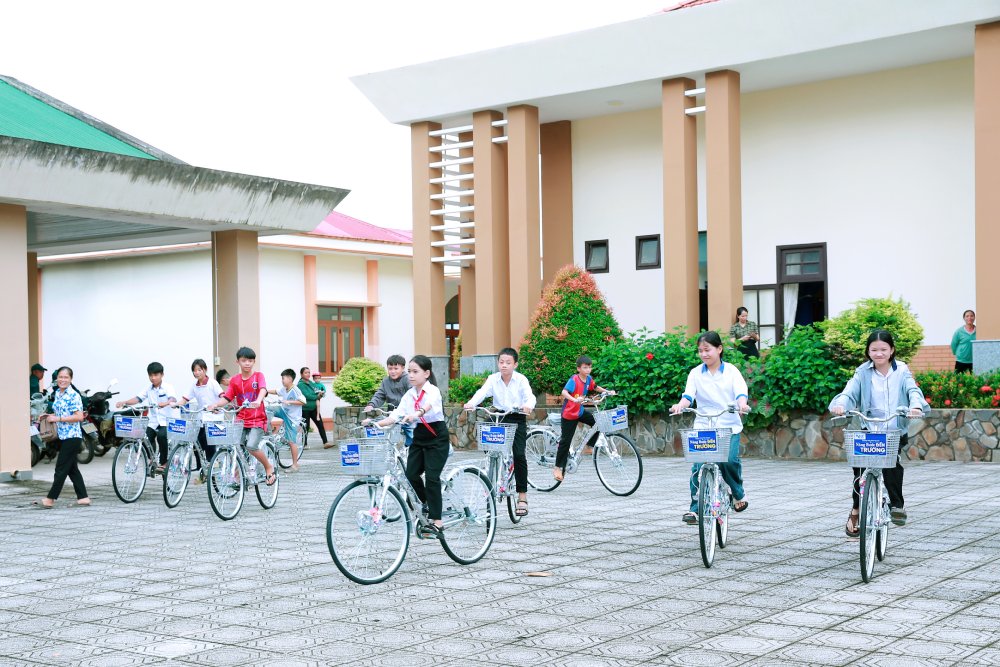 Các bé đi thử xe mới trong niềm hân hoan.