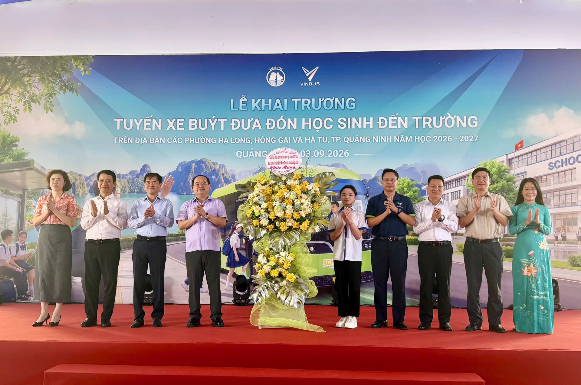 Lễ khai trương dịch vụ xe buýt điện miễn phí đưa đón học sinh đến trường có sự tham dự của lãnh đạo UBND thành phố Quảng Ninh, đại diện lãnh đạo các sở, ngành, Ban Giám hiệu nhà trường cùng đông đảo phụ huynh và các em học sinh.
