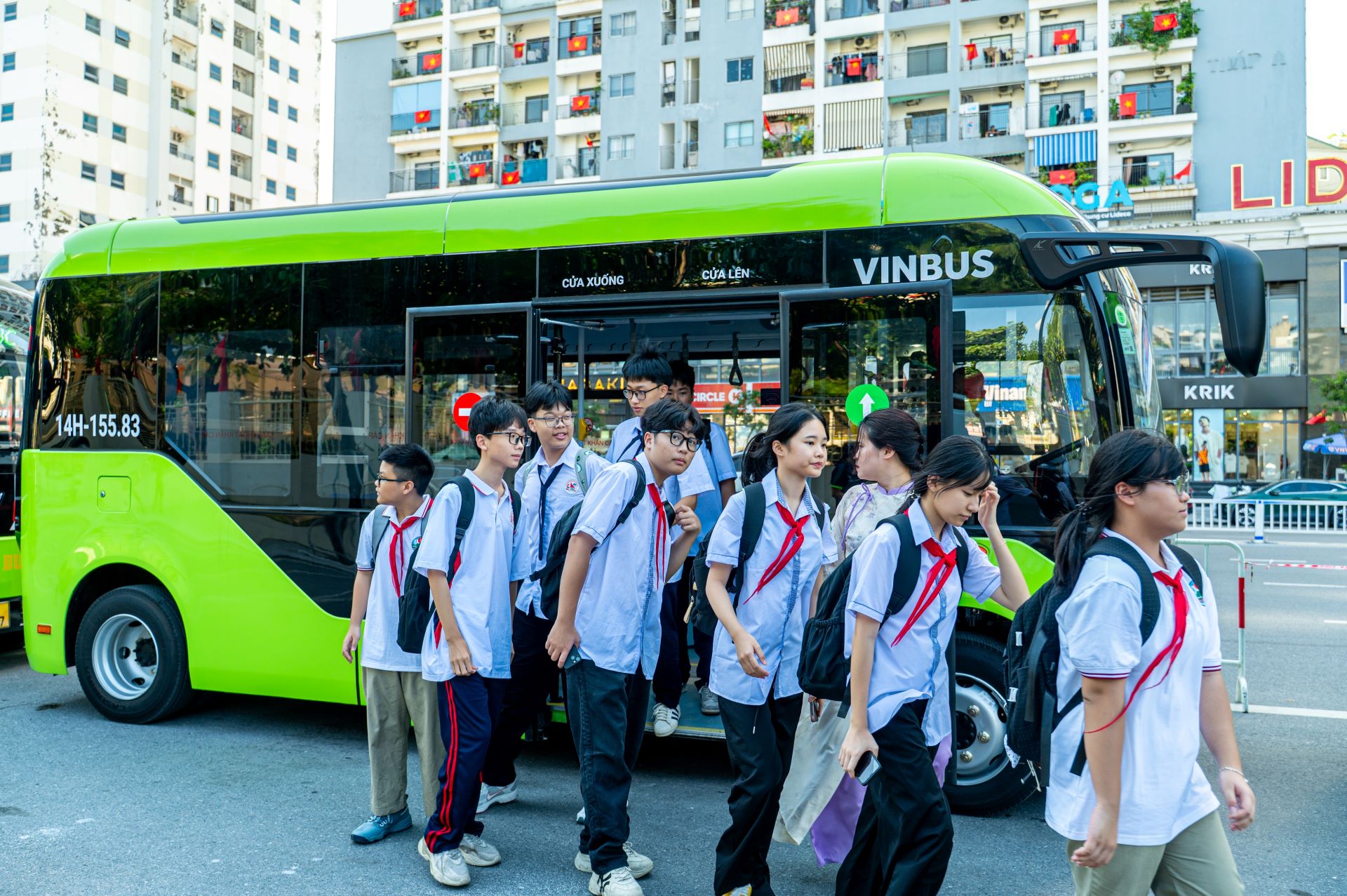 Các tuyến xe bus điện miễn phí do VinBus vận hành sẽ chính thức phục vụ học sinh từ ngày 5/9/2026 với 50 xe trên 6 tuyến chính. Các tuyến sẽ hoạt động từ thứ Hai đến thứ Sáu, một số tuyến có lịch chạy vào thứ Bảy theo thời gian biểu được công bố.
