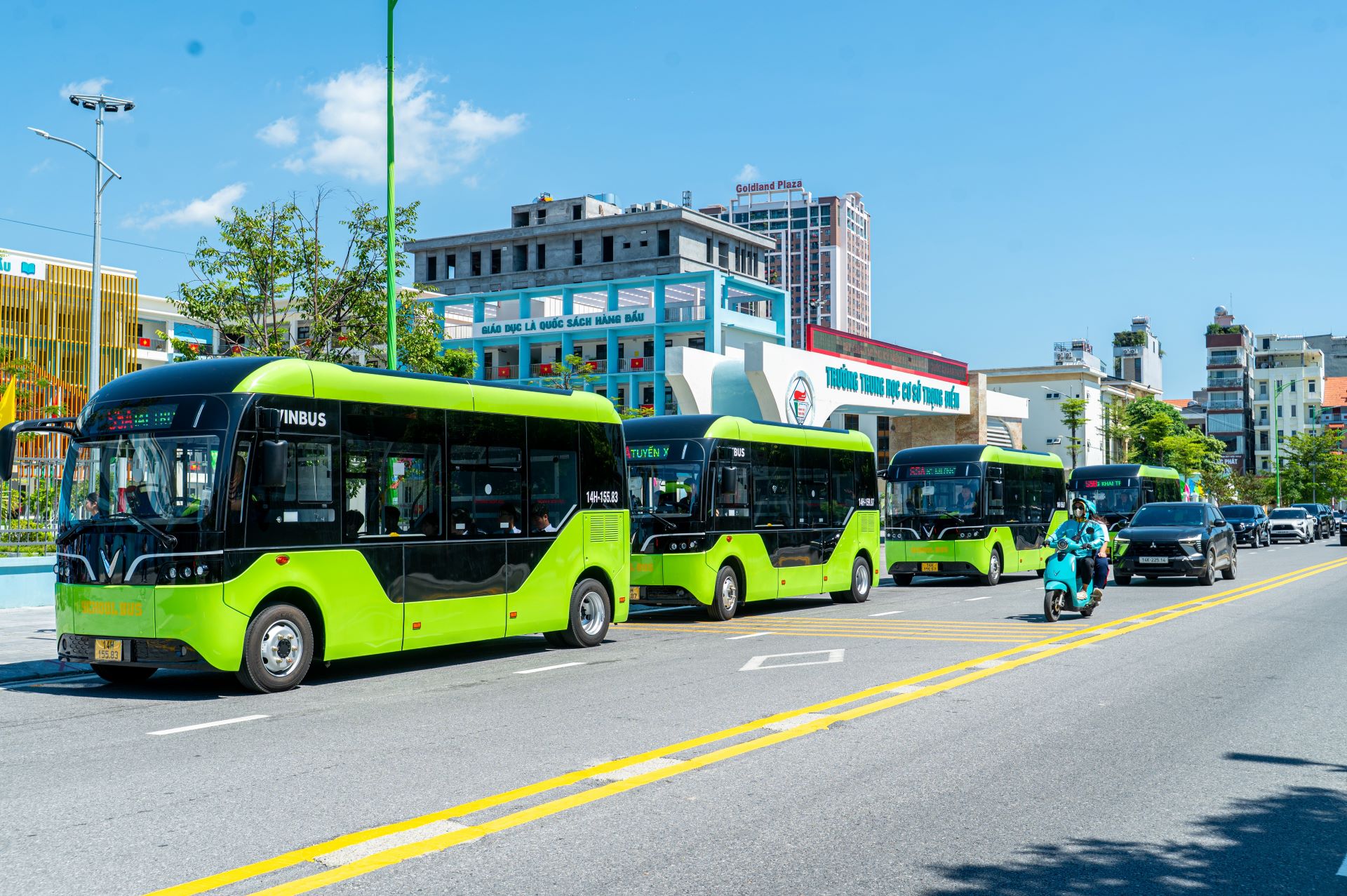 Với quy mô 50 xe được bố trí trên 6 tuyến chính, Quảng Ninh trở thành địa phương đầu tiên trên cả nước triển khai mô hình xe buýt điện đưa đón học sinh miễn phí.