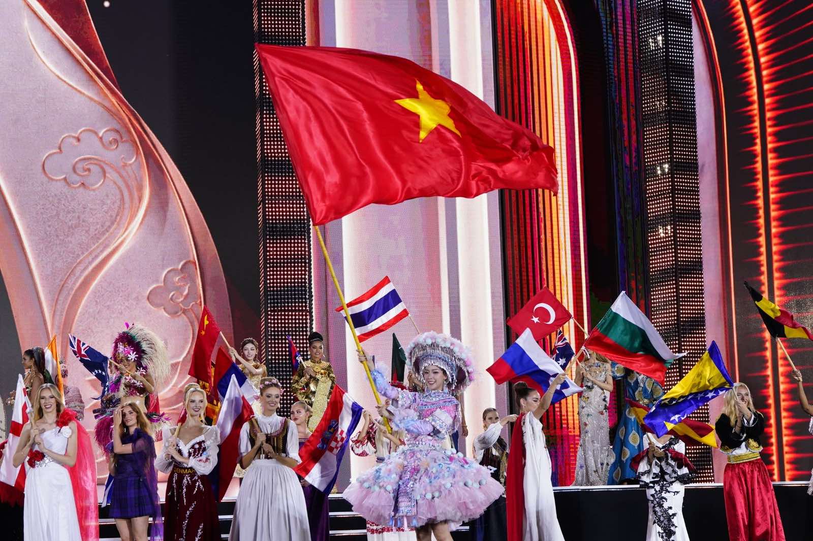 110 người đẹp từ khắp nơi trên thế giới lộng lẫy xuất hiện trên sân khấu, tranh tài để tìm ra ngôi vị vương miện cao quý