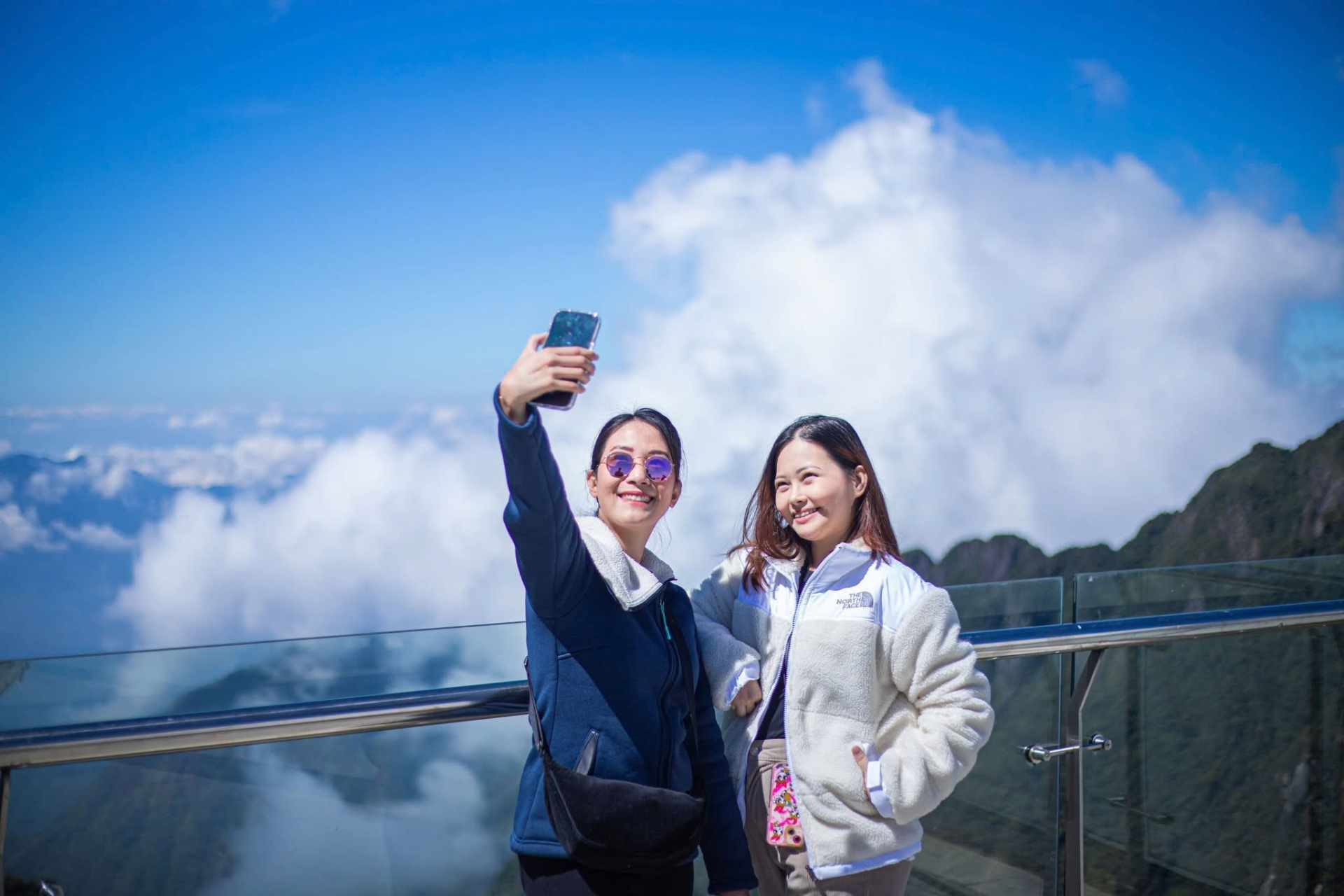 Du khách check in giữa biển mây Fansipan.