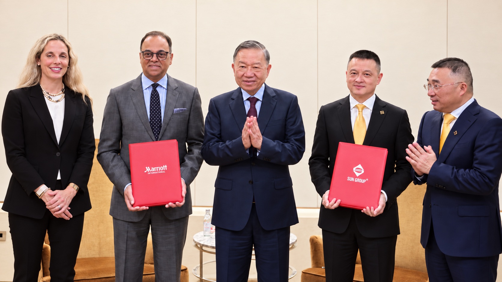 Đại diện Tập đoàn Sun Group và Marriott International trao thỏa thuận hợp tác dưới sự chứng kiến của Tổng Bí thư, Chủ tịch nước Tô Lâm.