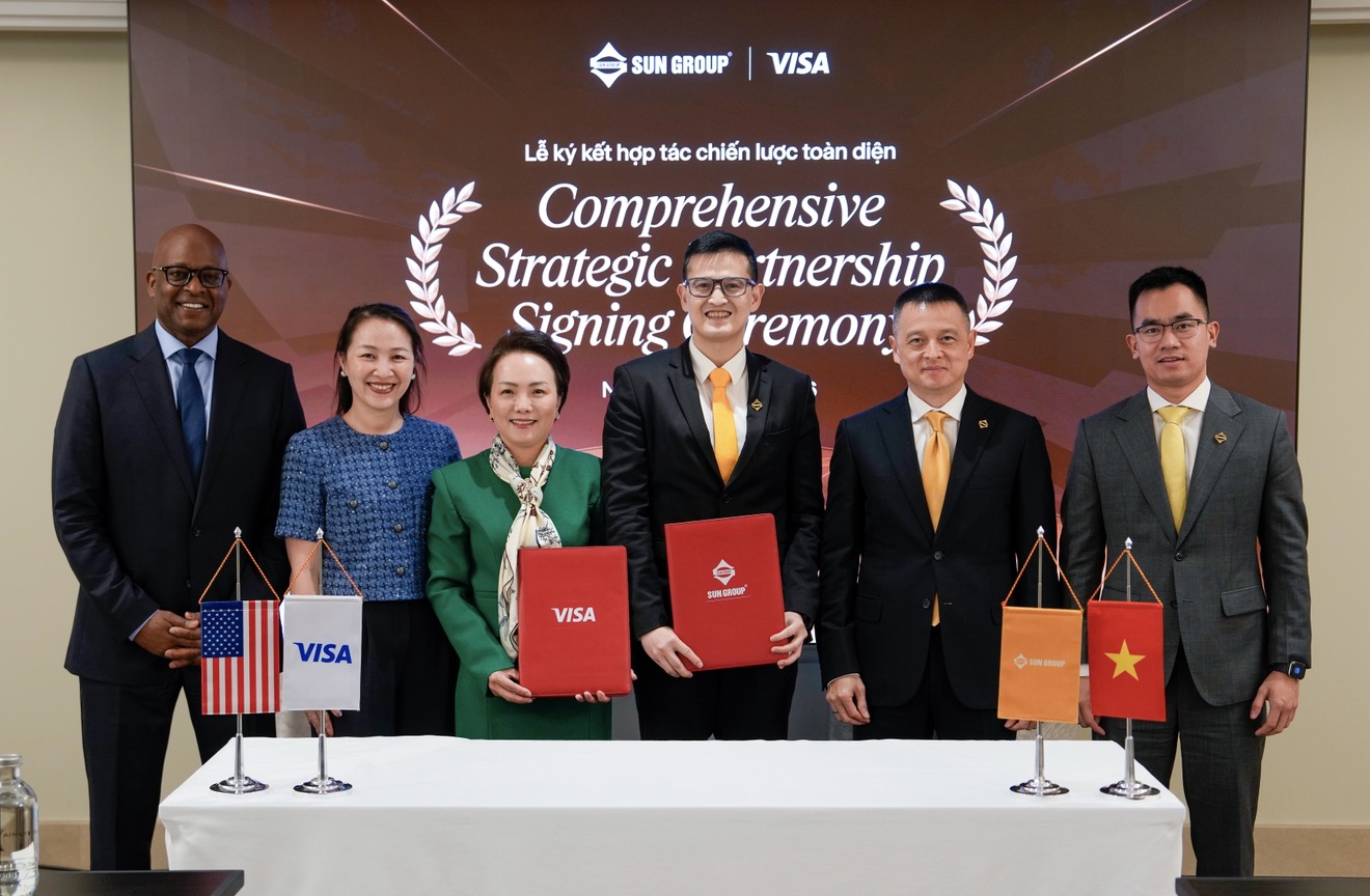 Đại diện lãnh đạo hai bên Visa và Sun Group chụp ảnh lưu niệm nhân dịp trao văn kiện hợp tác
