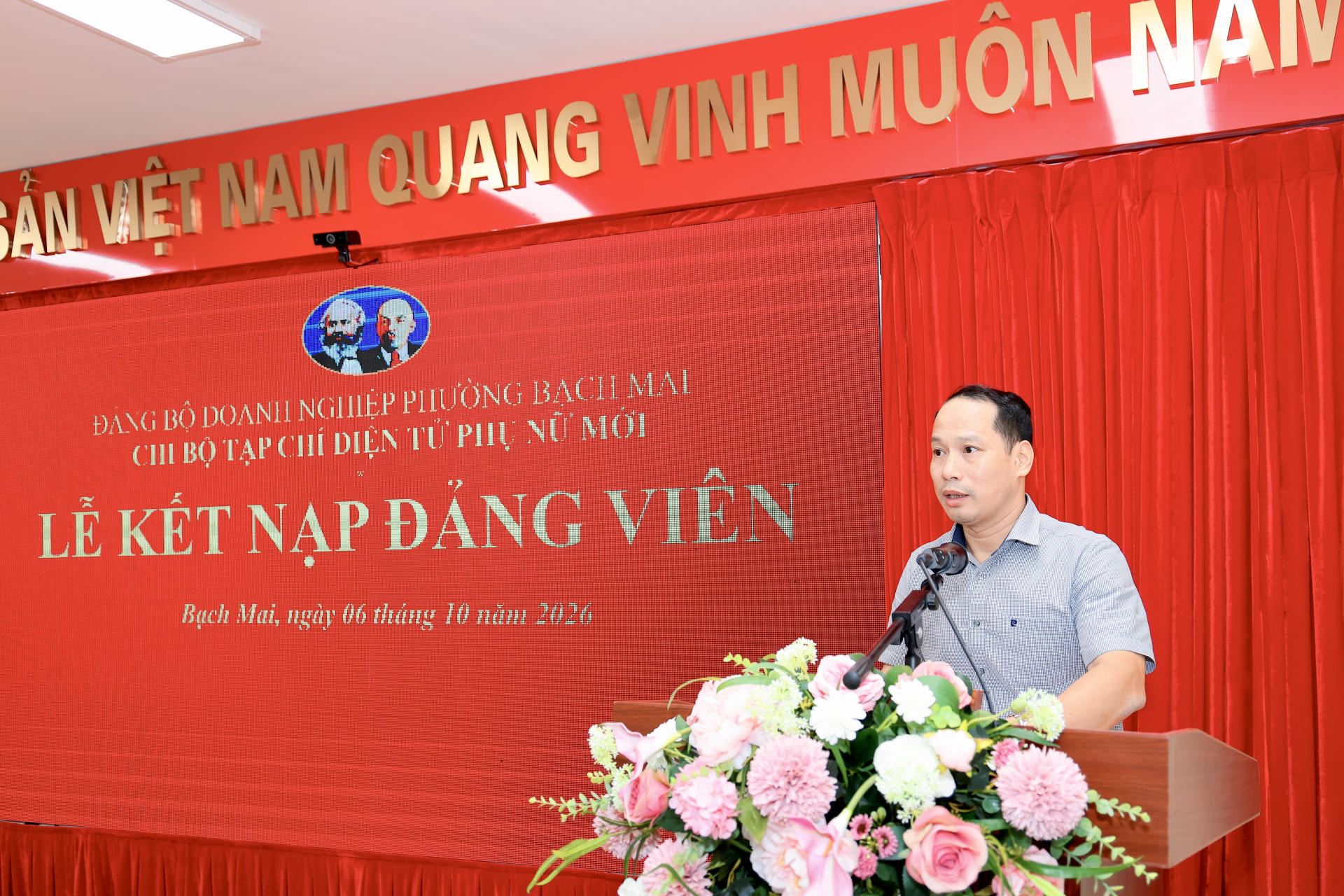 Đồng chí Nguyễn Tiến Toàn, Bí thư Đảng ủy Doanh nghiệp phường Bạch Mai, phát biểu chỉ đạo tại Lễ kết nạp đảng viên.