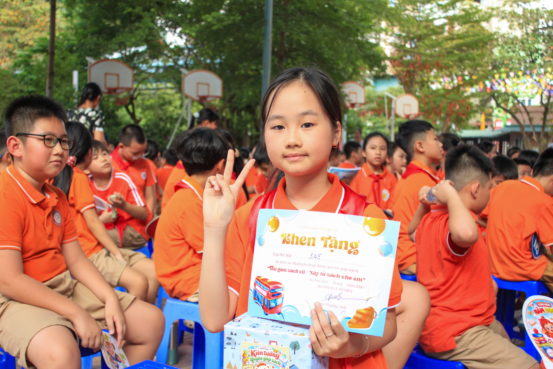 Học sinh nhận phần thưởng “Kiện tướng” khi quyên góp nhiều sách.