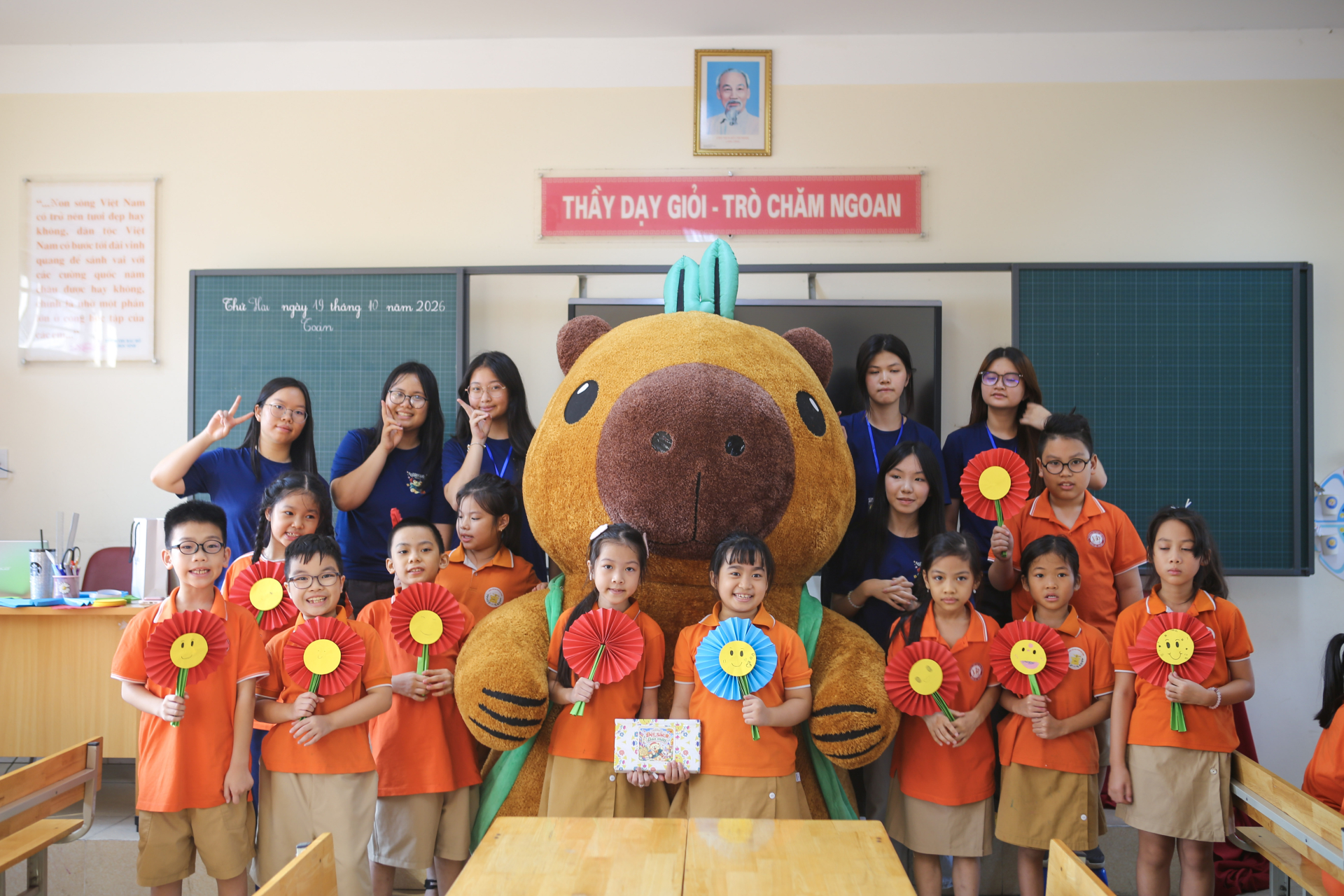 Các thành viên Libreria Project giao lưu cùng học sinh.