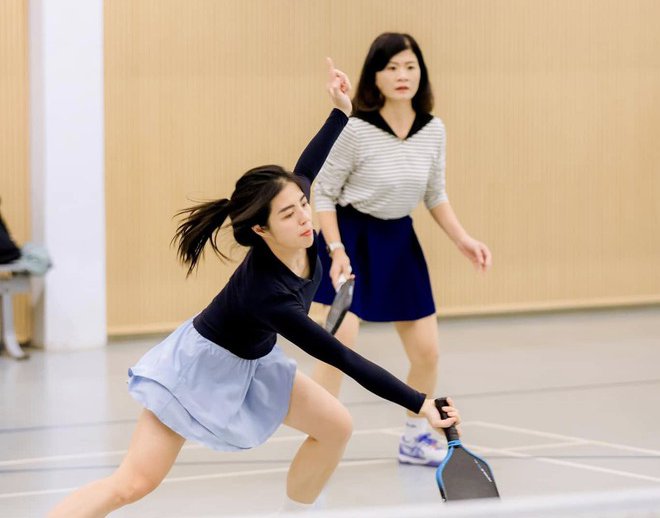 Pickleball đòi hỏi người chơi liên tục di chuyển, đổi hướng và dồn lực khi đánh bóng. Nếu cường độ vận động vượt quá khả năng thích nghi của cơ thể, khớp gối có thể chịu áp lực lặp đi lặp lại, làm tăng nguy cơ chấn thương.