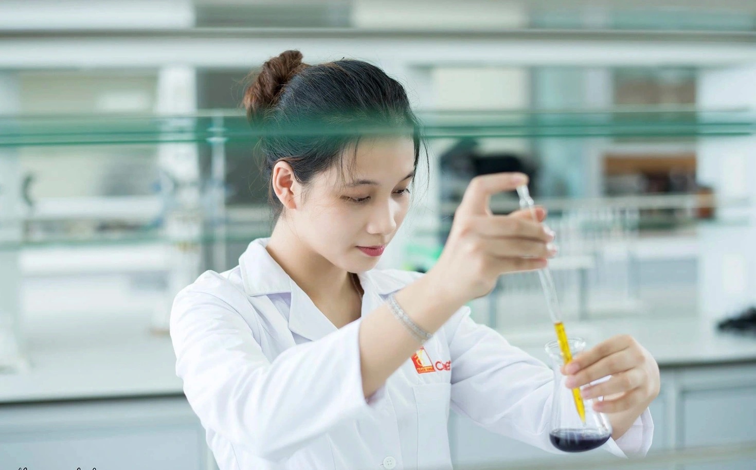 Theo UNESCO, phụ nữ hiện chiếm khoảng 37% lực lượng lao động trong các ngành liên quan đến STEM tại Việt Nam. Con số này cho thấy việc mở rộng cơ hội học tập cần đi cùng những con đường chuyển tiếp thực chất sang đào tạo chuyên sâu và việc làm.