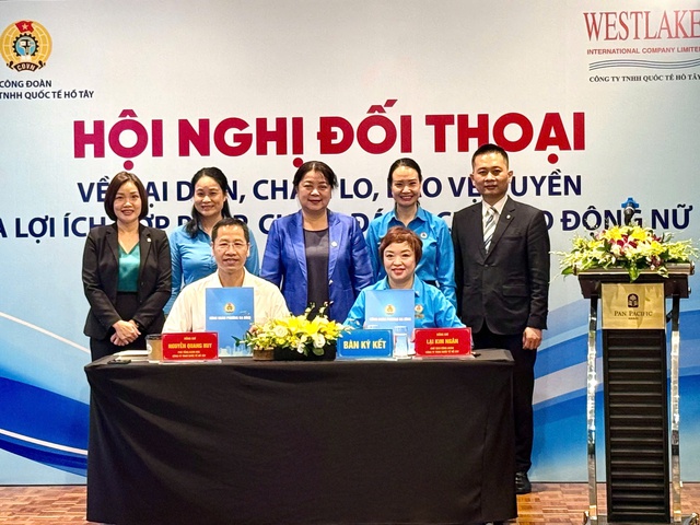 Ký kết Bản cam kết thực hiện kết quả đối thoại tại nơi làm việc. Ảnh: LĐLĐ