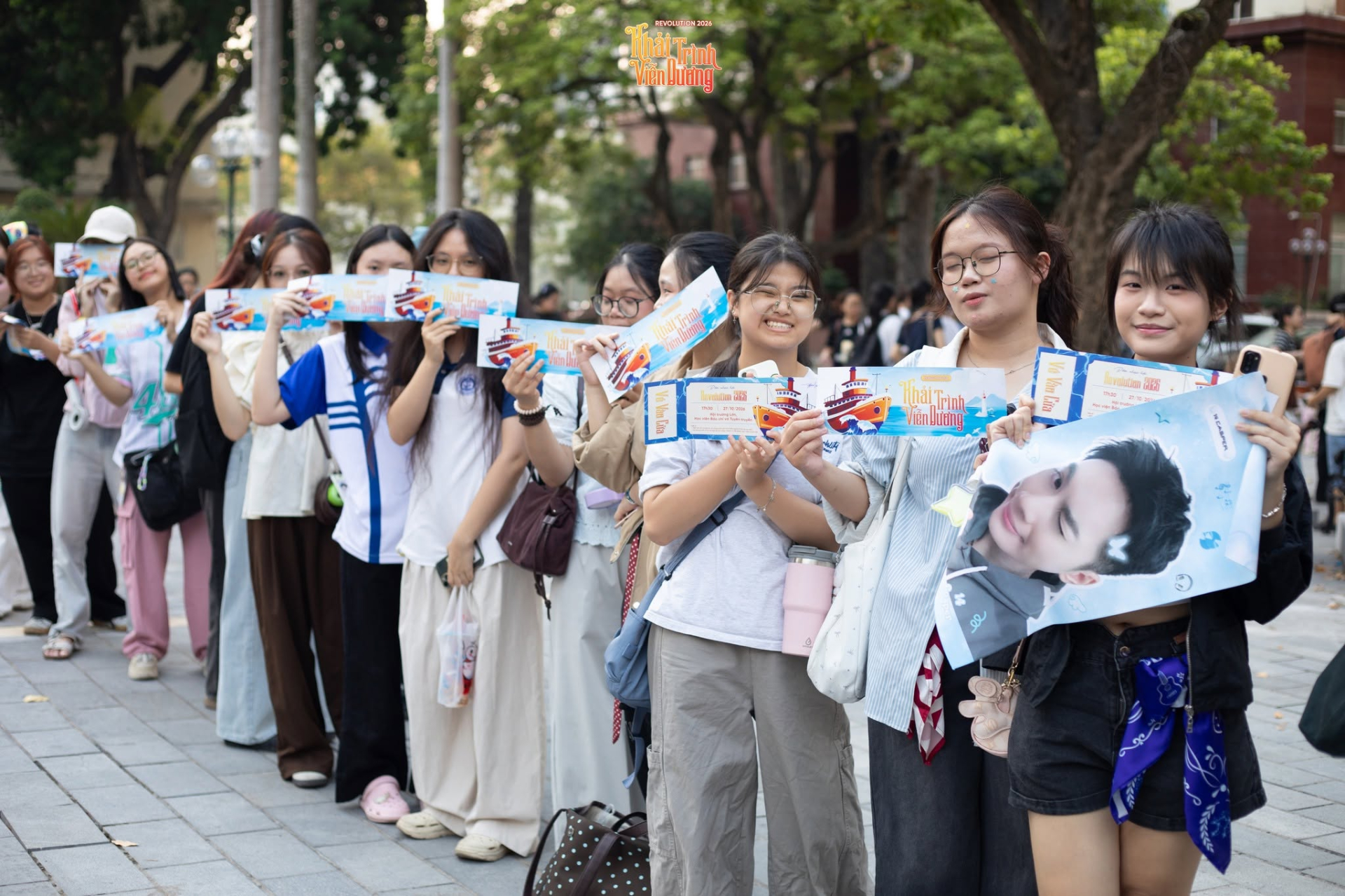 Đông đảo sinh viên đón chờ các tiết mục tại đêm nhạc “Khải Trình Viễn Dương”. Ảnh: BTC
