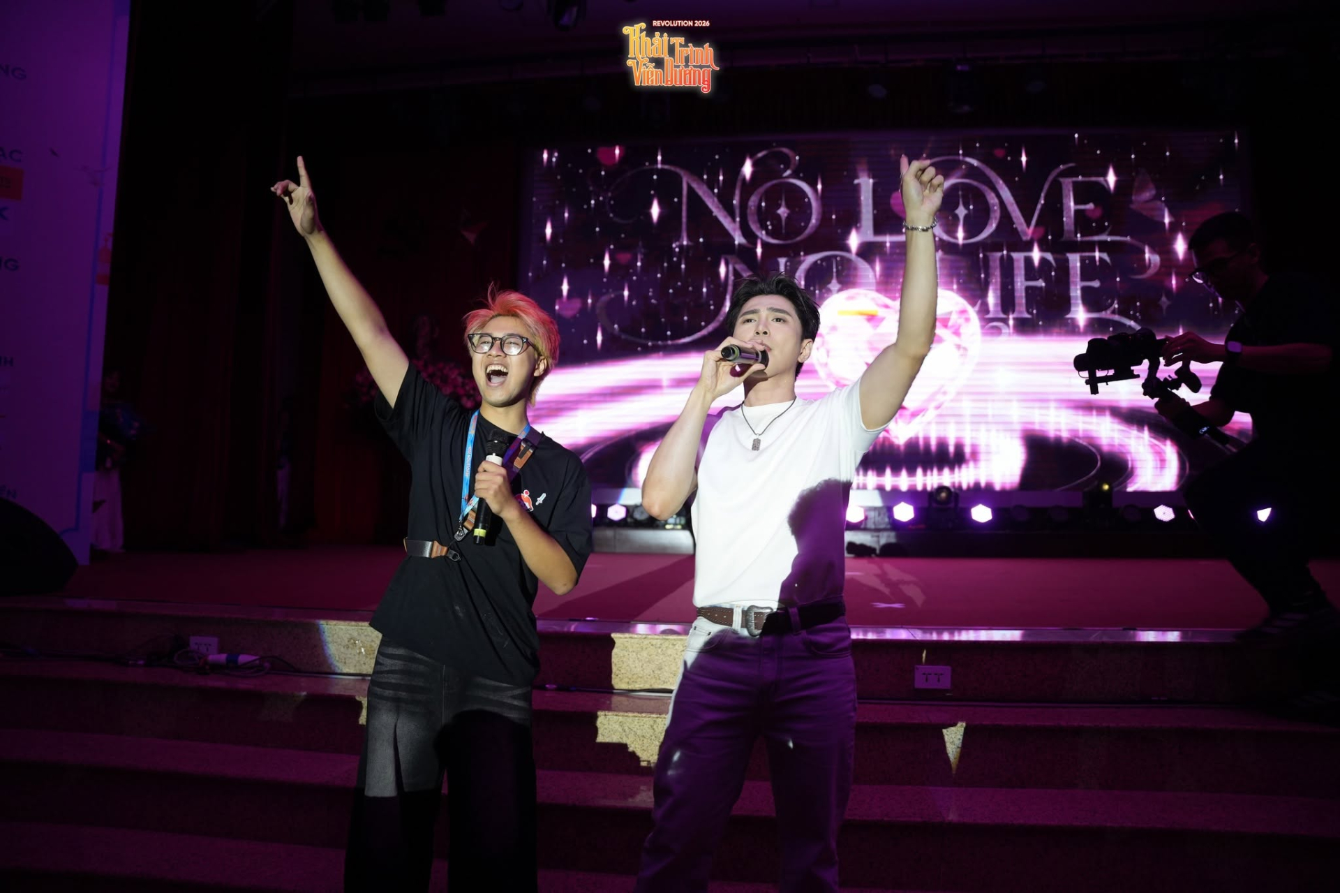 “No Love No Life” tiếp thêm nguồn năng lượng sôi động cho đêm nhạc. 