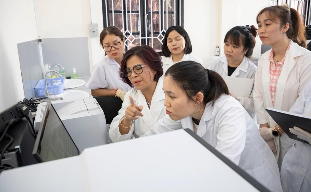 PGS. TS Đào Việt Hà thảo luận về kết quả xác định độc tố biển cùng nhóm nghiên cứu. Ảnh: Viện Hàn lâm Khoa học và Công nghệ Việt Nam