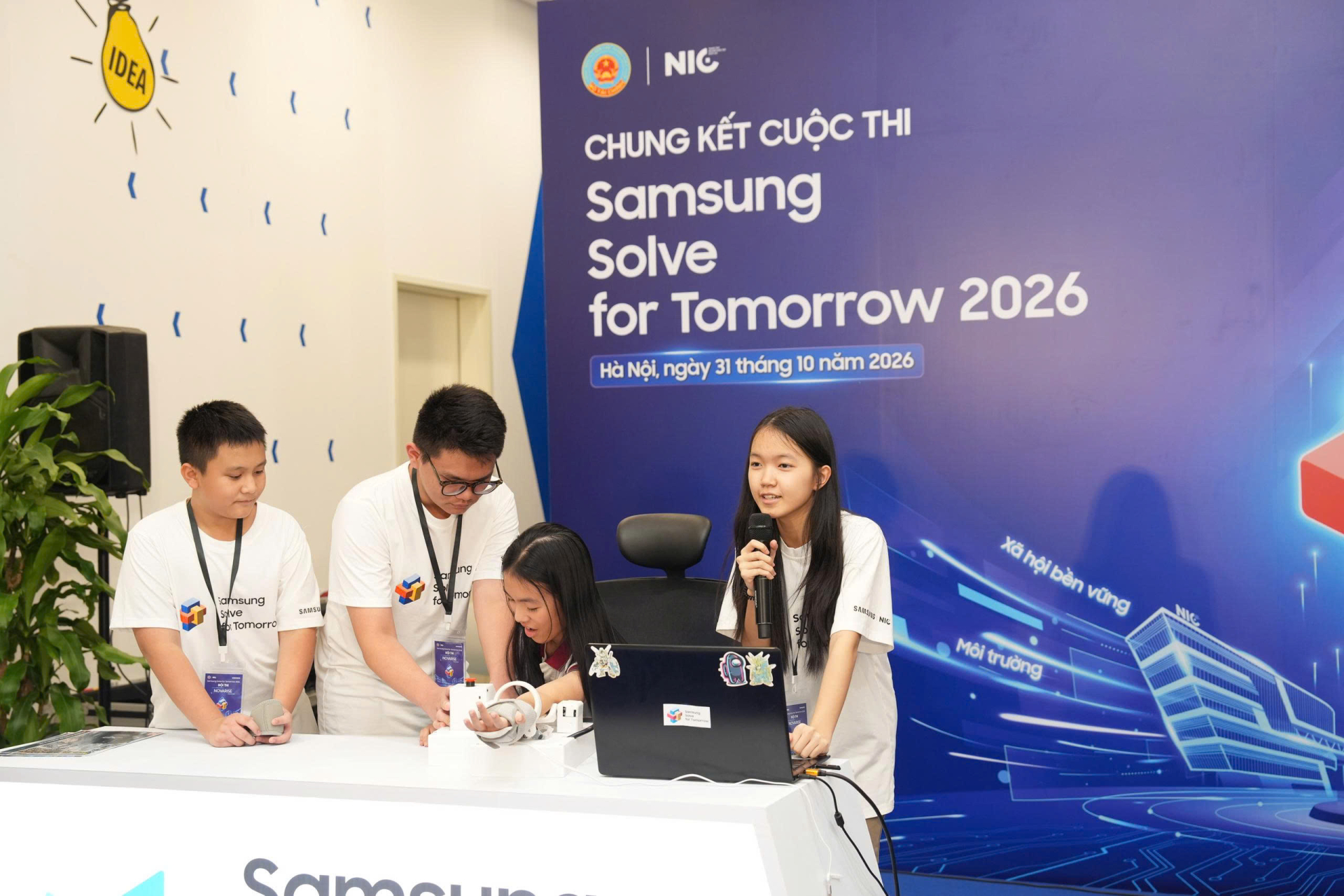 Đội thi NOVARISE – trường TH&THCS FPT Đà Nẵng (Đà Nẵng) với dự án “Nẹp cánh tay robot trị liệu - REHAB Play Arm” (Bảng A).