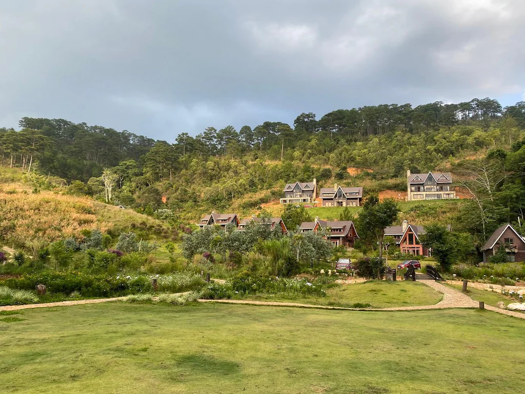 Nơi đây nằm giữa thung lũng nên không khí rất bình yên