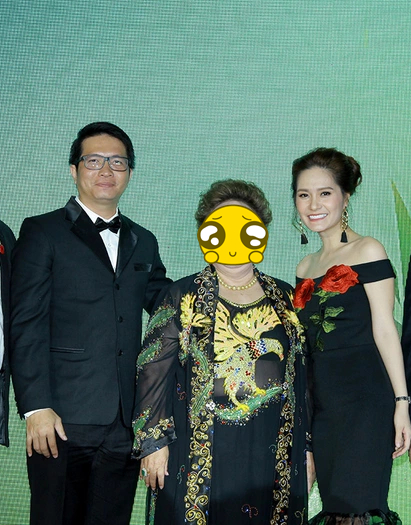 Vợ chồng Đoàn Di Băng chụp ảnh cùng bà Trương Thị Nhi (đứng giữa)