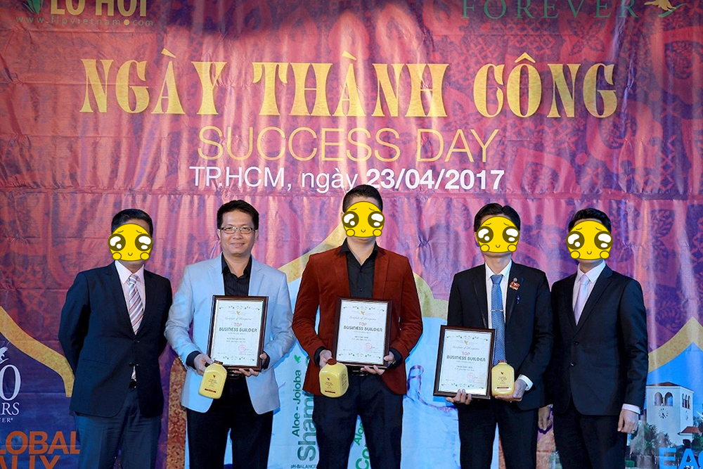 Nguyễn Quốc Vũ nhận bằng khen của công ty này