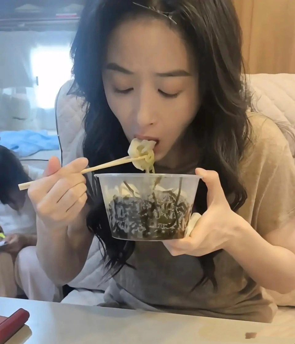 Một minh tinh hạng A cay đắng tiết lộ: Tôi phải ăn những thứ đến trâu bò còn chê