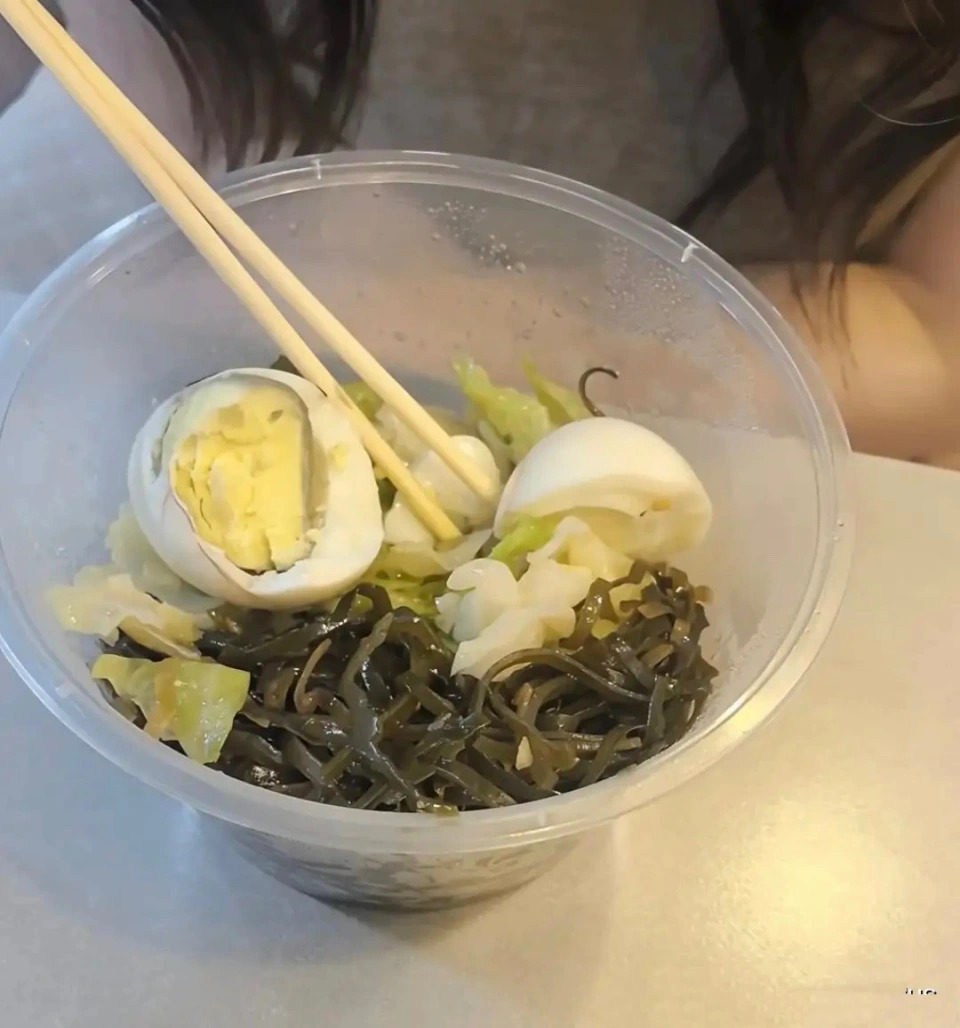 Một minh tinh hạng A cay đắng tiết lộ: Tôi phải ăn những thứ đến trâu bò còn chê